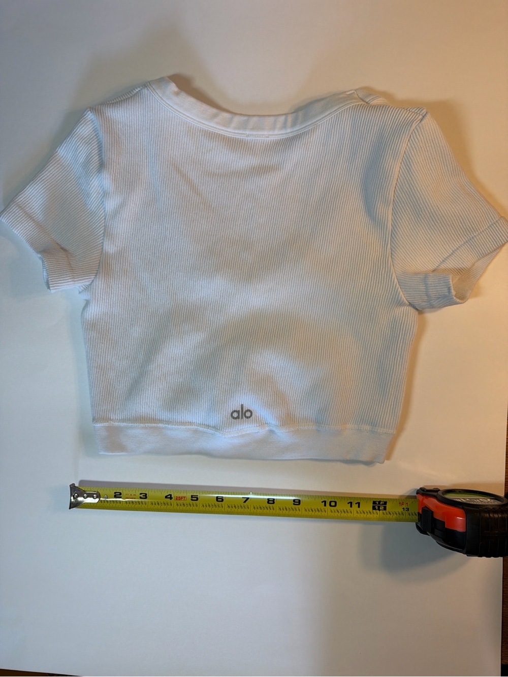 Alo Yoga White Ribbed Cropped Scoop Neck Short Sleeve Top - Picture 2 of 5